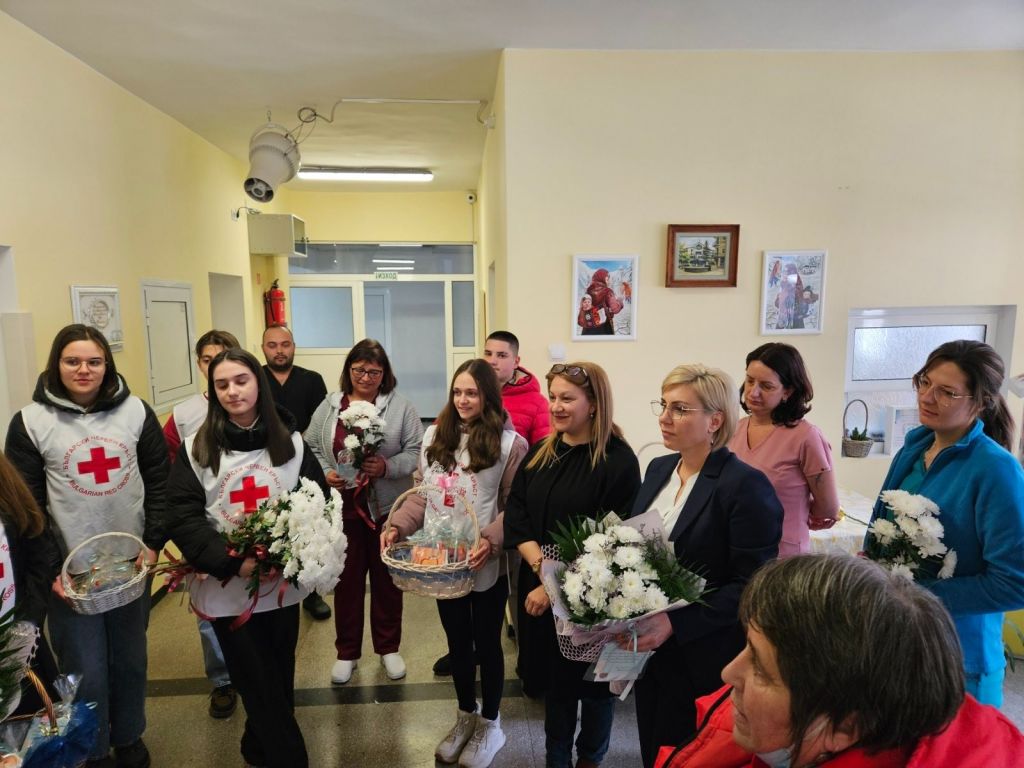 Ученици и учители поздравиха екипа на Акушеро-гинекологично отделение по случай Деня на родилната помощ 3