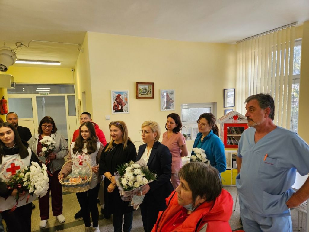 Ученици и учители поздравиха екипа на Акушеро-гинекологично отделение по случай Деня на родилната помощ 4